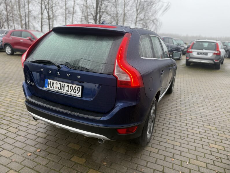 
								VOLVO XC60 pilns									