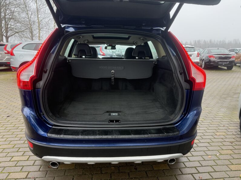 
								VOLVO XC60 pilns									