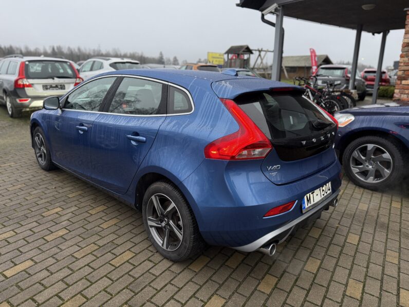 
								VOLVO V40 pilns									