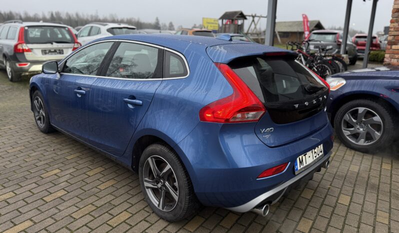 
								VOLVO V40 pilns									