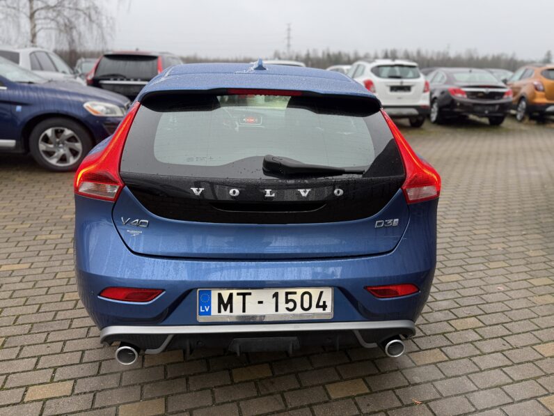 
								VOLVO V40 pilns									