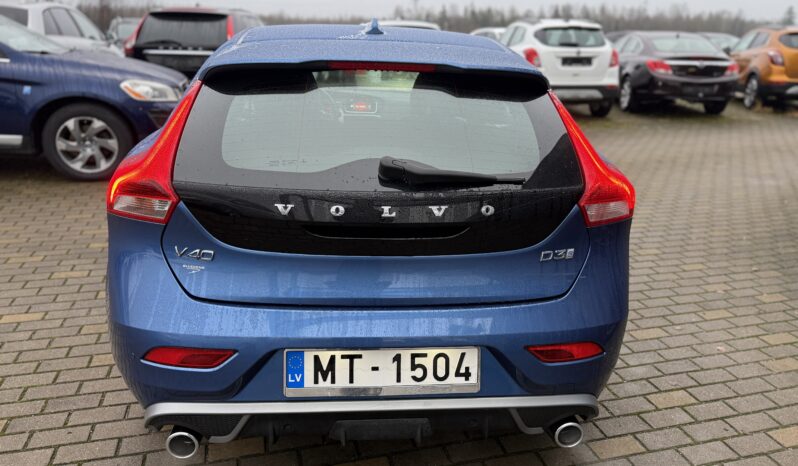 
								VOLVO V40 pilns									