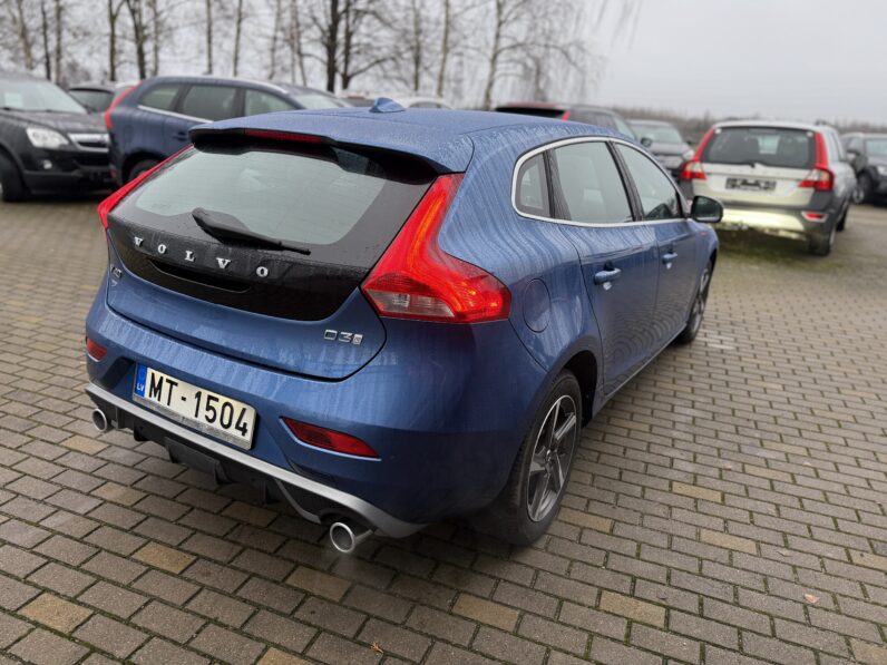 
								VOLVO V40 pilns									