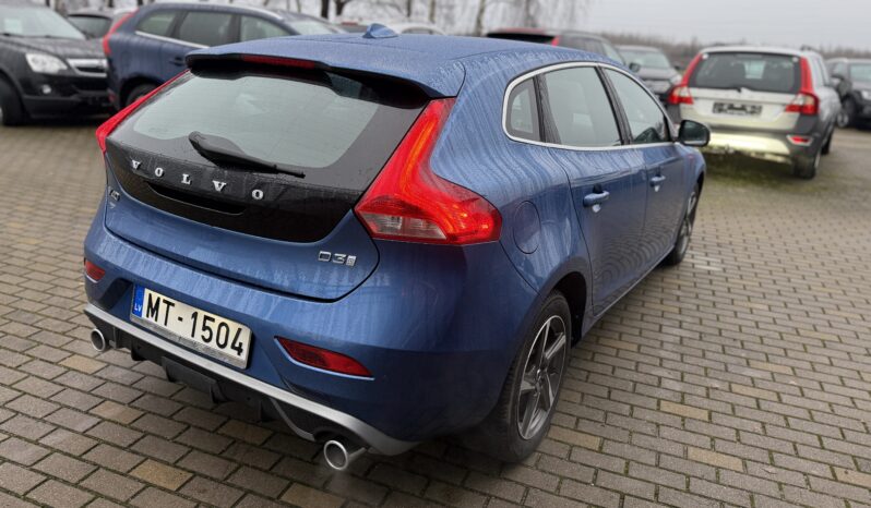 
								VOLVO V40 pilns									
