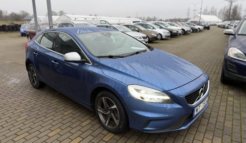 
								VOLVO V40 pilns									