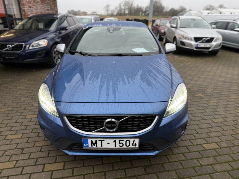 
								VOLVO V40 pilns									