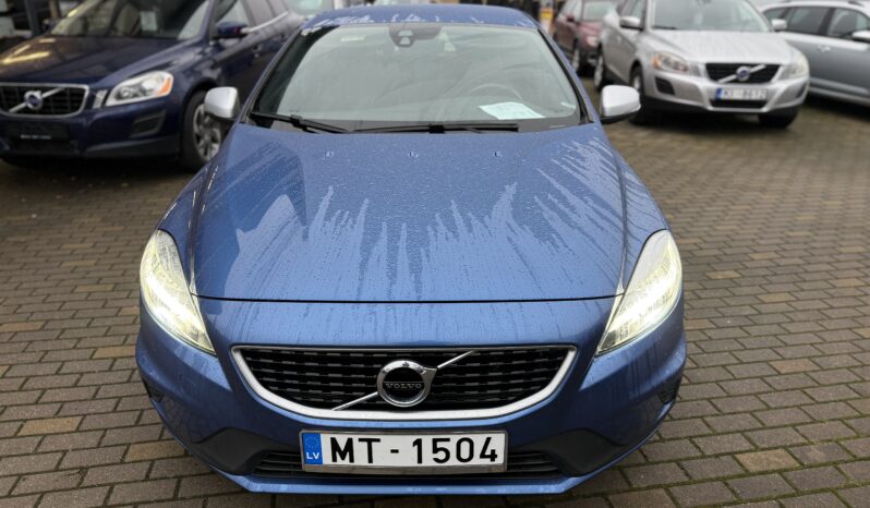 
								VOLVO V40 pilns									