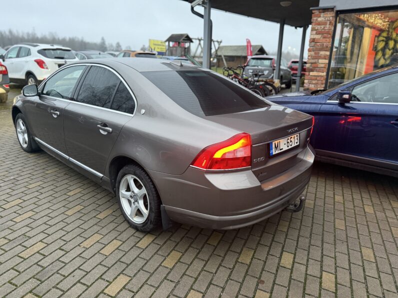 
								VOLVO S80 pilns									