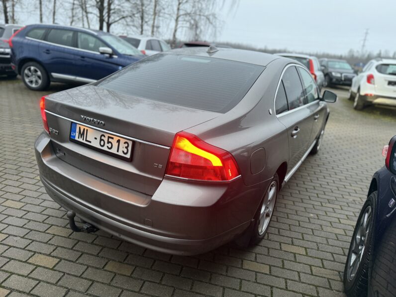 
								VOLVO S80 pilns									