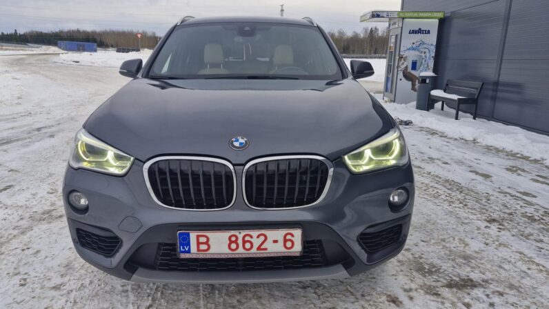 
								BMW X1 pilns									