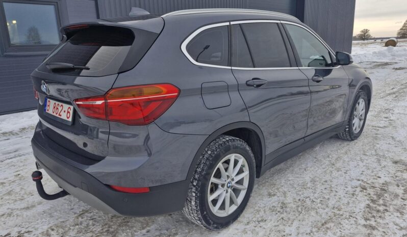 
								BMW X1 pilns									