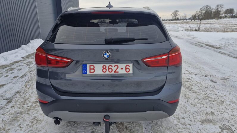 
								BMW X1 pilns									