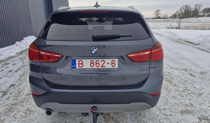 
								BMW X1 pilns									