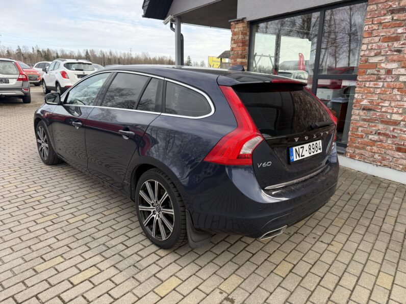 
								VOLVO V60 pilns									