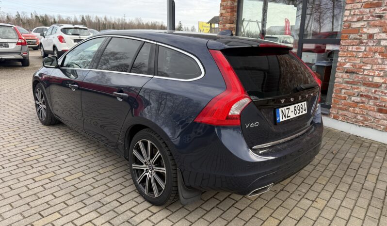 
								VOLVO V60 pilns									
