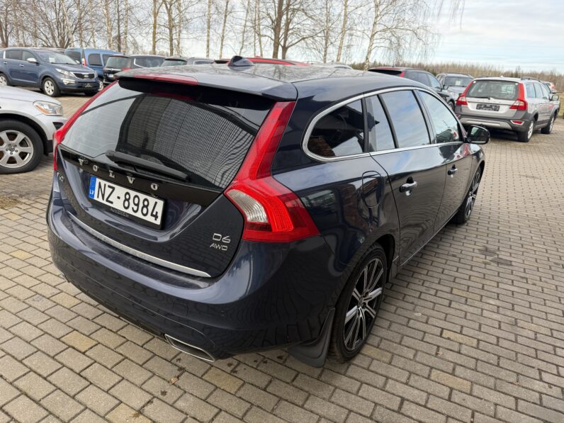 
								VOLVO V60 pilns									