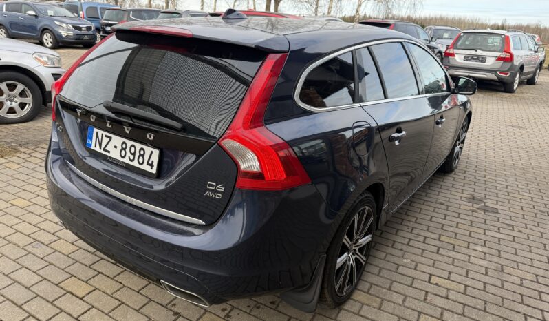 
								VOLVO V60 pilns									