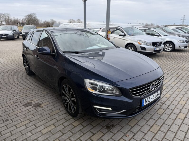 
								VOLVO V60 pilns									