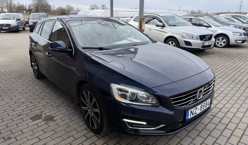 
								VOLVO V60 pilns									