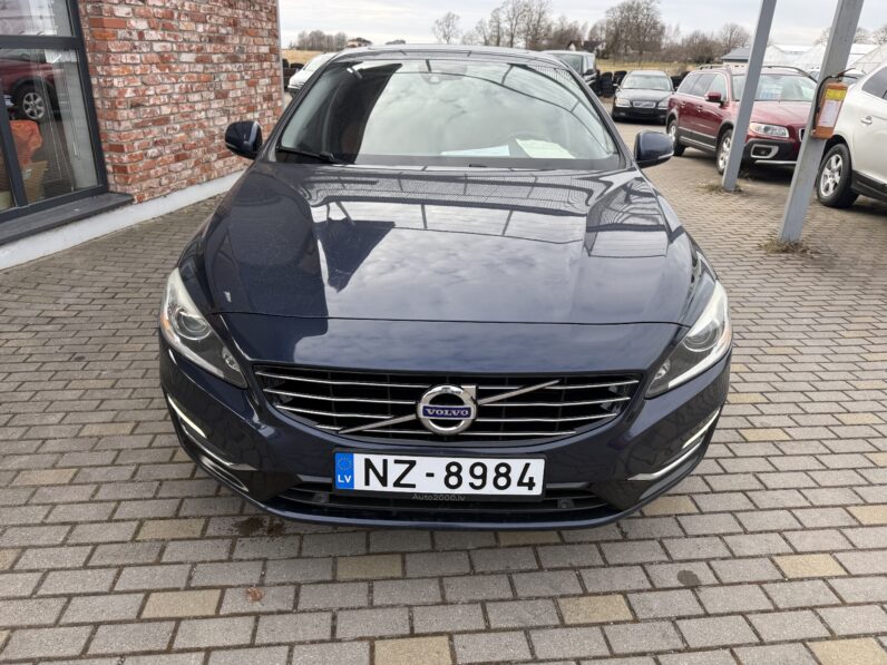 
								VOLVO V60 pilns									