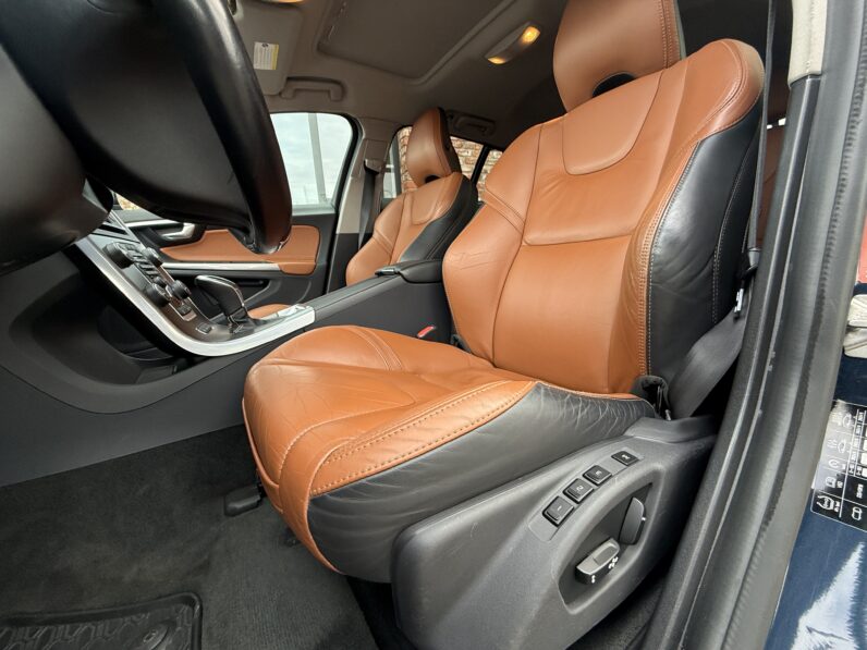 
								VOLVO V60 pilns									
