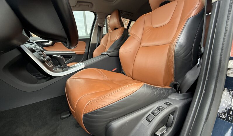 
								VOLVO V60 pilns									