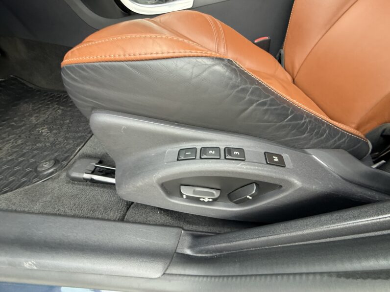 
								VOLVO V60 pilns									