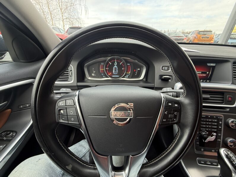 
								VOLVO V60 pilns									