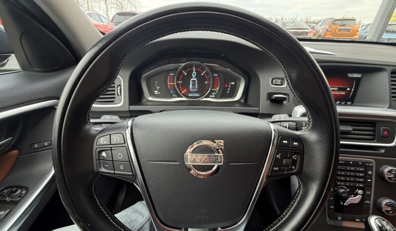 
								VOLVO V60 pilns									