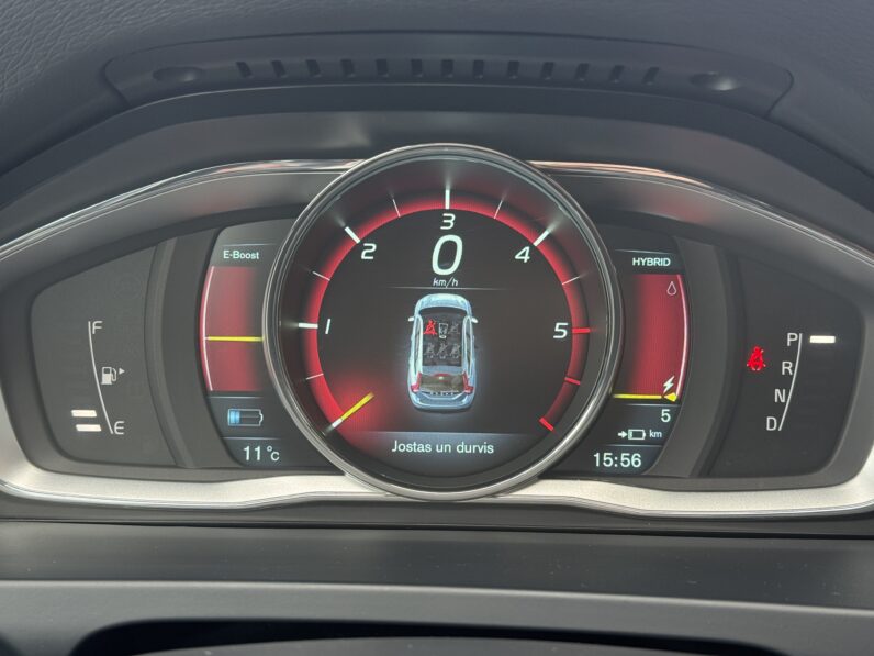 
								VOLVO V60 pilns									