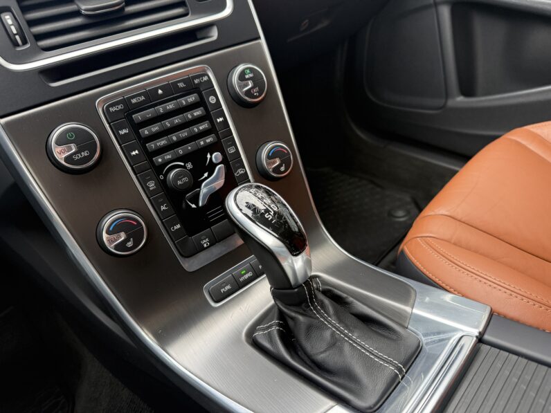 
								VOLVO V60 pilns									