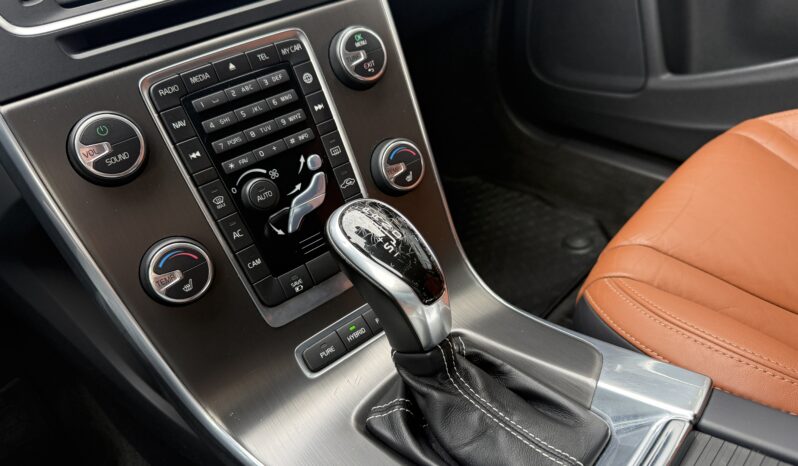 
								VOLVO V60 pilns									
