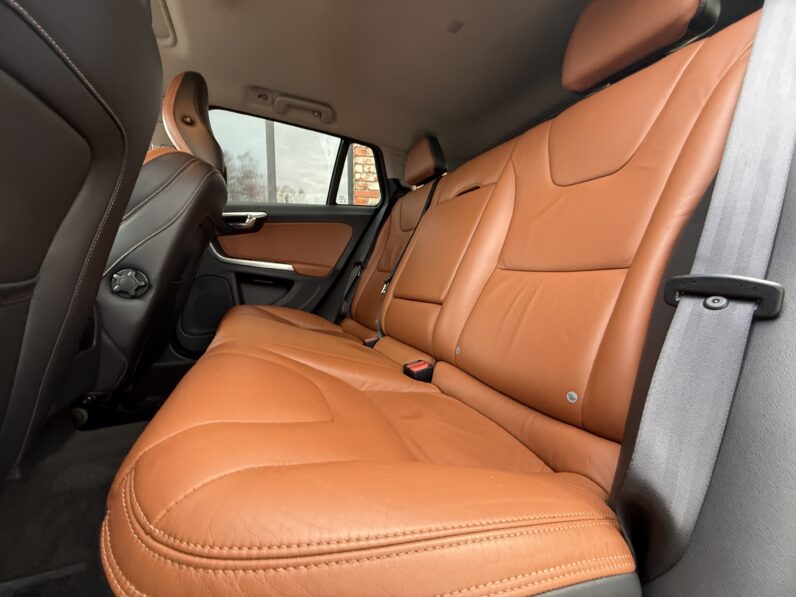 
								VOLVO V60 pilns									