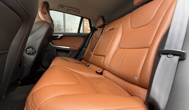 
								VOLVO V60 pilns									