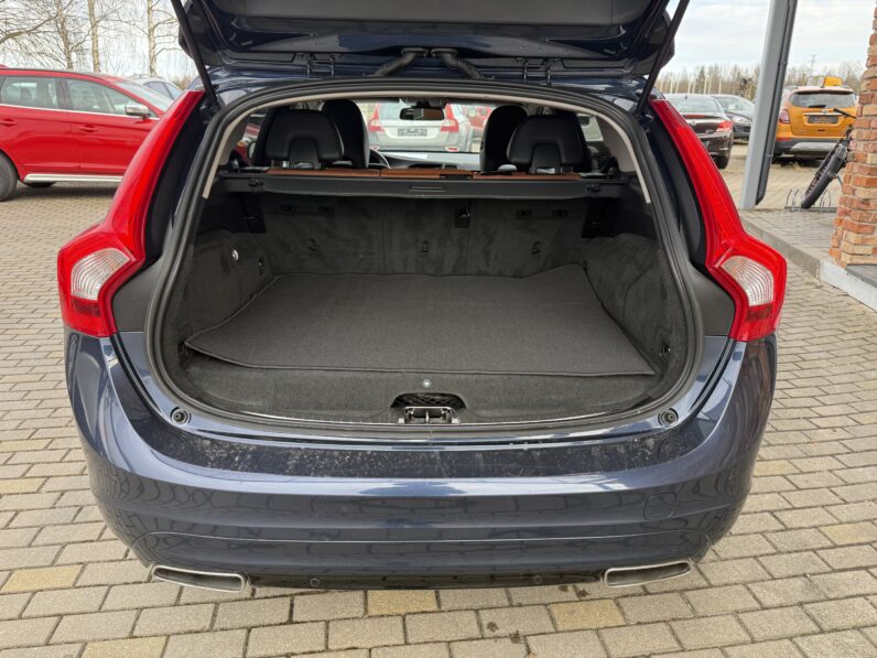 
								VOLVO V60 pilns									