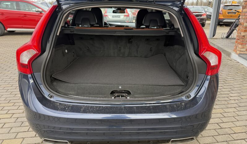 
								VOLVO V60 pilns									