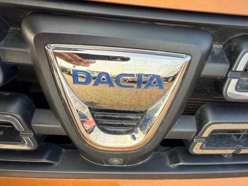 
								DACIA DUSTER pilns									