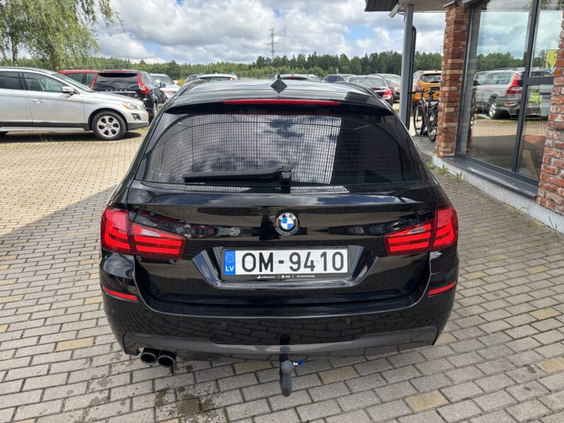 
								BMW 525 pilns									