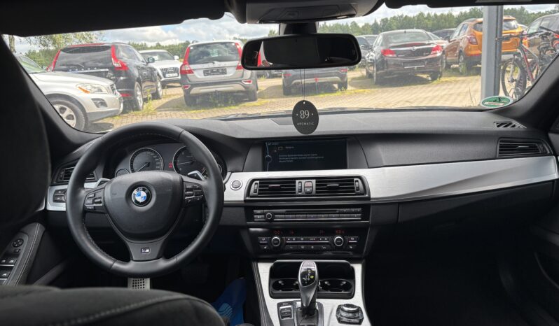 
								BMW 525 pilns									
