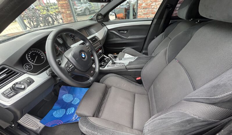 
								BMW 525 pilns									