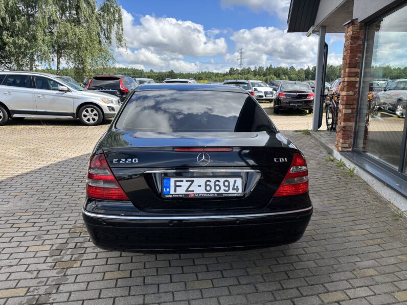 
								MERCEDEZ BENZ E220 pilns									