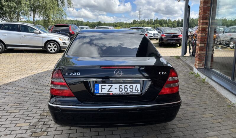 
								MERCEDEZ BENZ E220 pilns									