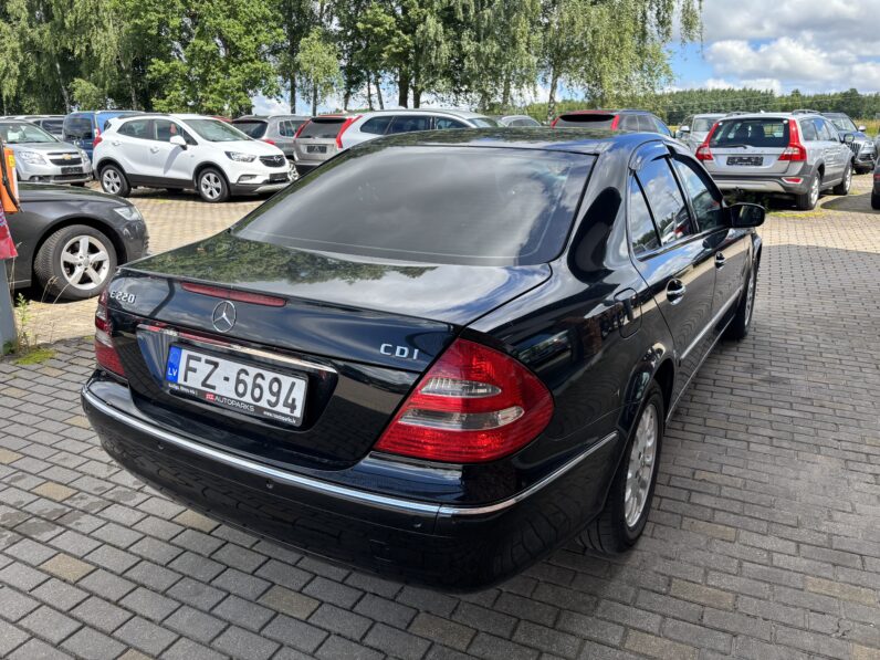 
								MERCEDEZ BENZ E220 pilns									