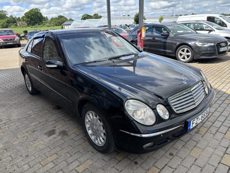 
								MERCEDEZ BENZ E220 pilns									