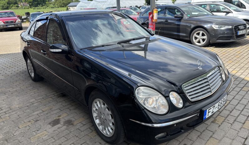 
								MERCEDEZ BENZ E220 pilns									
