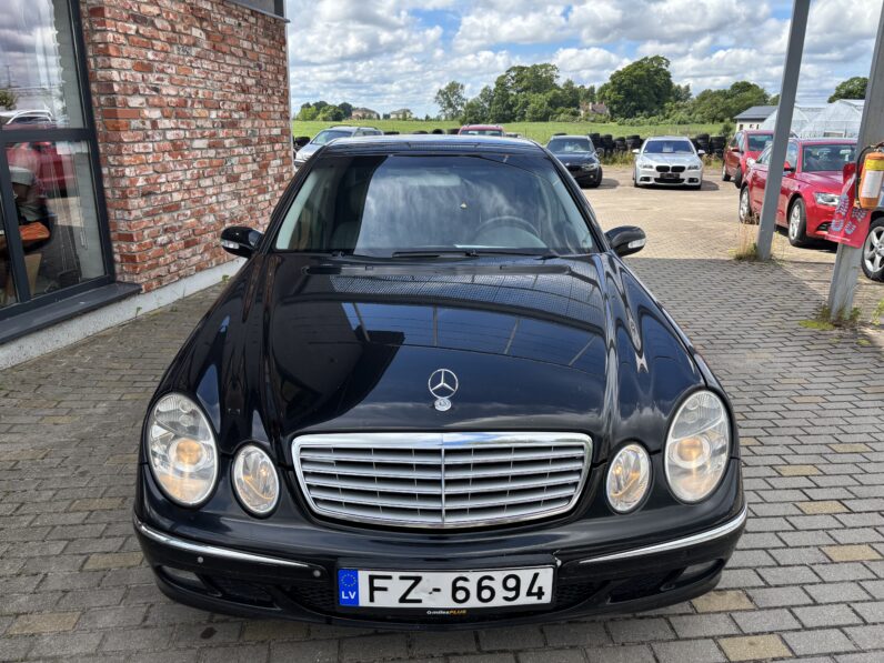 
								MERCEDEZ BENZ E220 pilns									