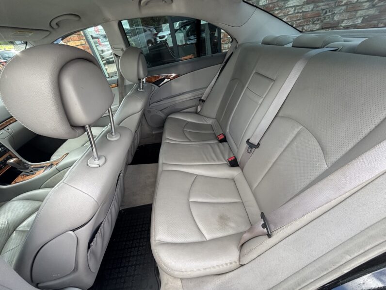 
								MERCEDEZ BENZ E220 pilns									