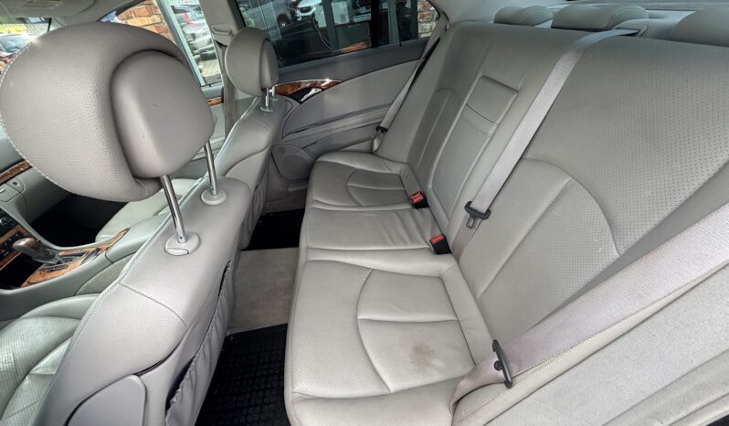 
								MERCEDEZ BENZ E220 pilns									