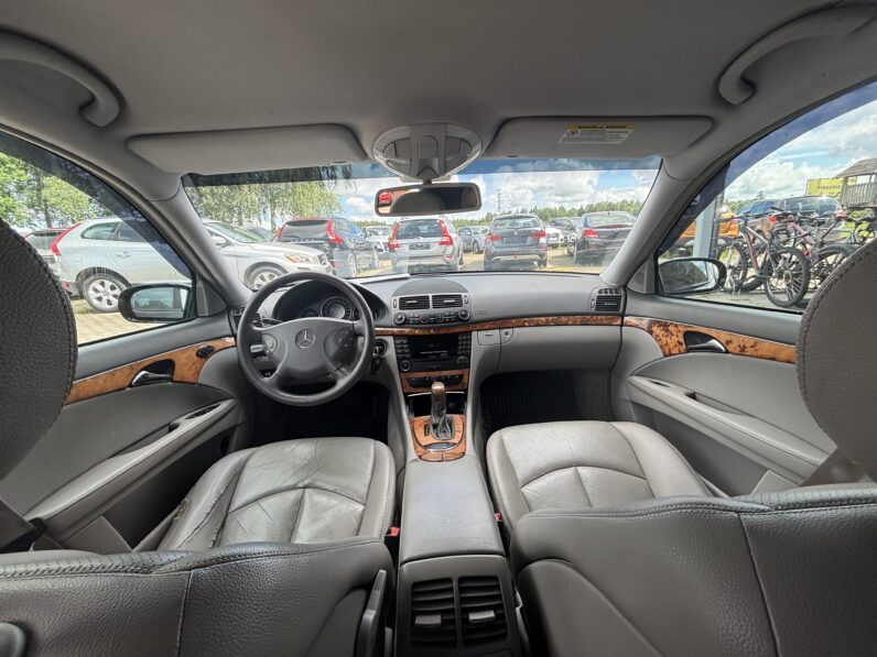 
								MERCEDEZ BENZ E220 pilns									