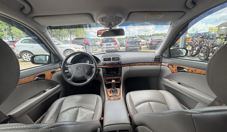 
								MERCEDEZ BENZ E220 pilns									